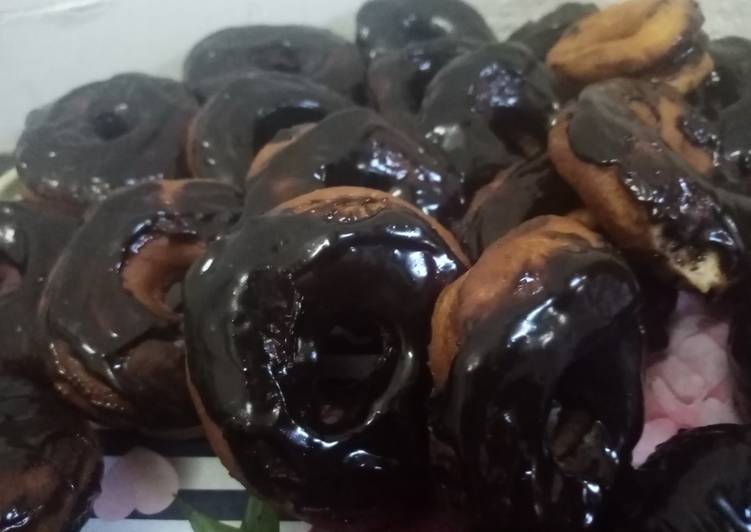 Chocolate glazed doughnut �?�