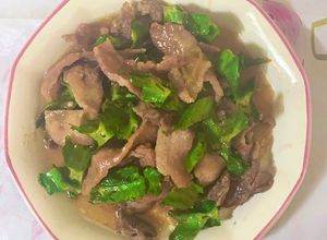 Hình của món Vú heo mix bắp bò xào đậu rồng.