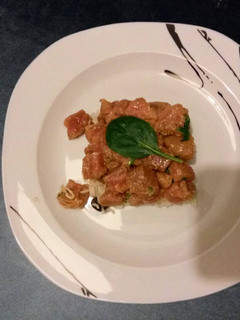 Una foto de Tartar de atún rojo con ensalada de arroz