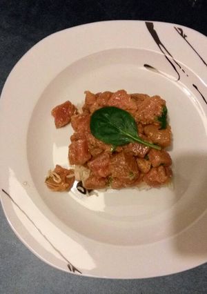 Una foto de Tartar de atún rojo con ensalada de arroz