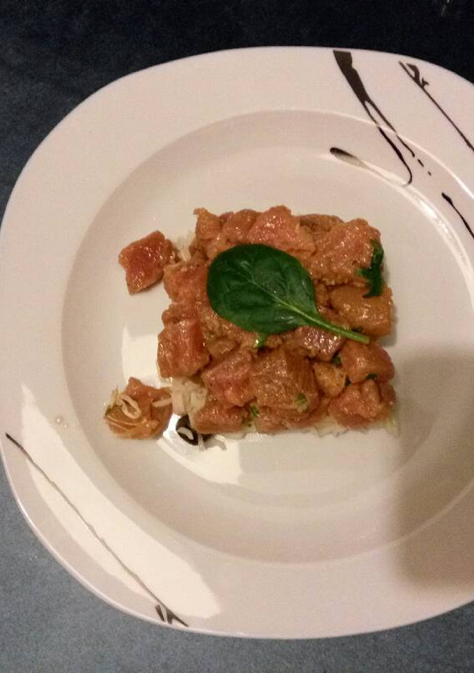 Una foto de Tartar de atún rojo con ensalada de arroz