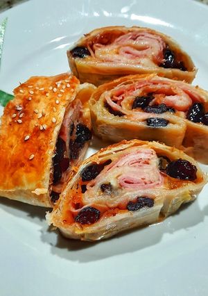 Foto di Rotolo di sfoglia con cotto e mirtilli