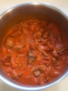 Una foto de Carne de cocido con tomate (comida de aprovechamiento)