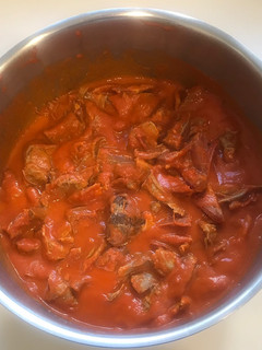 Una foto de Carne de cocido con tomate (comida de aprovechamiento)