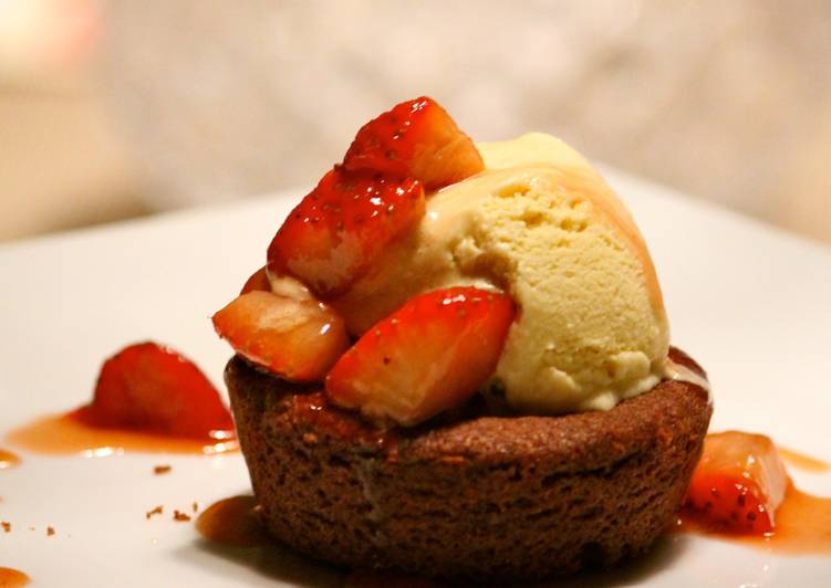 Recipe: Appetizing Double Chocolate cake with Ice Cream and Caramelized Strawberries