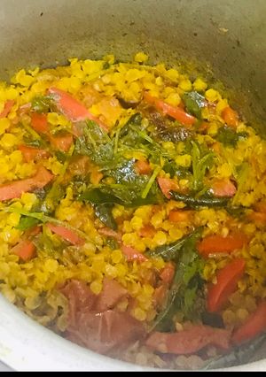 A picture of Dal masoor with red bell pepper.