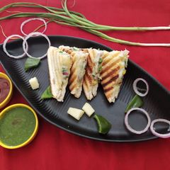 A picture of Potato peas corn sandwich.