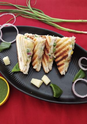 A picture of Potato peas corn sandwich.