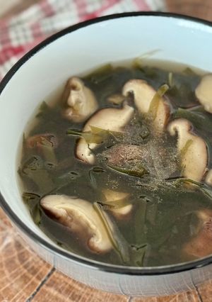 Hình của món 🌱 Canh Nấm Đông Cô Tươi Nấu Rong Biển.