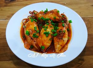 Hình của món Mực dồn thịt sốt cà chua.
