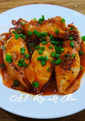 Hình của món Mực dồn thịt sốt cà chua.