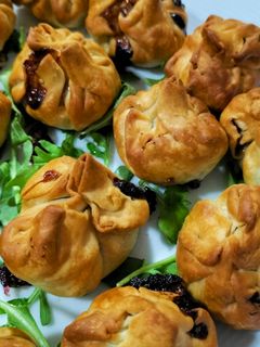 Una foto de Saquitos de queso con cebolla y arándanos en airfryer