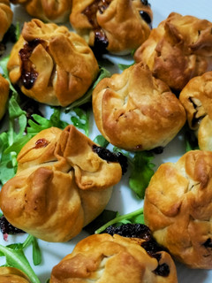 Una foto de Saquitos de queso con cebolla y arándanos en airfryer