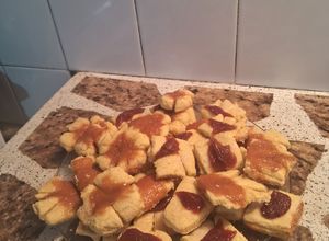 Una foto de Bizcochitos Domingueros Salados de Polenta Rellenos con Dulce de Leche y Dulce de Guayabada