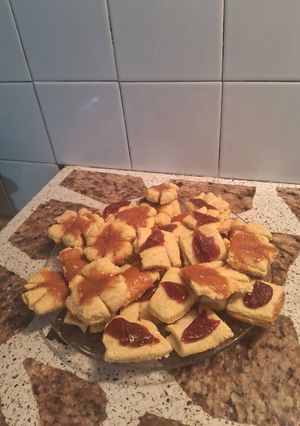 Una foto de Bizcochitos Domingueros Salados de Polenta Rellenos con Dulce de Leche y Dulce de Guayabada