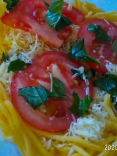 Una foto de Tallarines con tomate, queso y albahaca