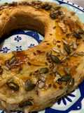 Ciambella di sfoglia sfiziosa farcita con tonno patate e cavolfiore