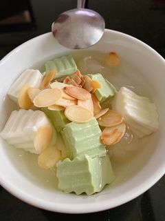 Hình của món Chè khúc bạch.