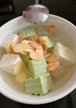 Hình của món Chè khúc bạch.