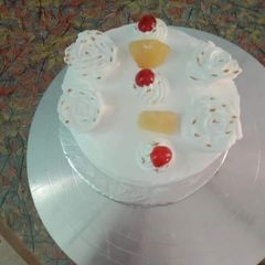 A picture of Painapple cream cake in Patila baking.