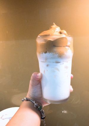 Hình của món Dalgona coffee - Cafe bọt biển.