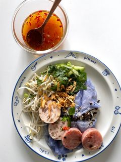 Hình của món Bánh cuốn hoa đậu biếc tráng chảo.