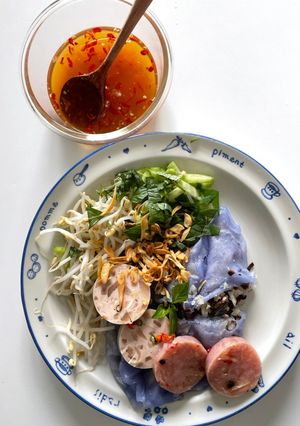 Hình của món Bánh cuốn hoa đậu biếc tráng chảo.
