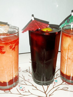 A picture of Hibiscus drink and custard friut with jelly drinks.