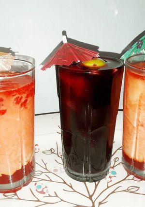 A picture of Hibiscus drink and custard friut with jelly drinks.
