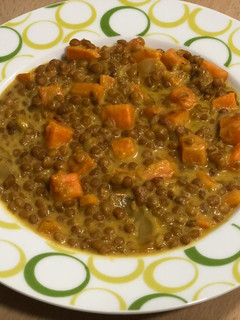 Una foto de Dhal de lentejas con batatas sencillo