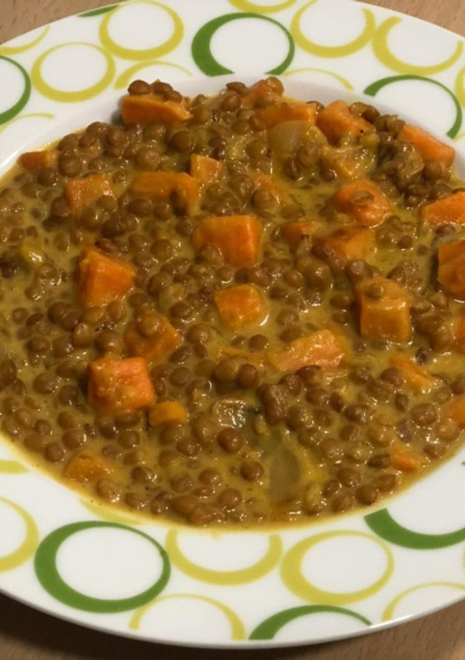 Una foto de Dhal de lentejas con batatas sencillo