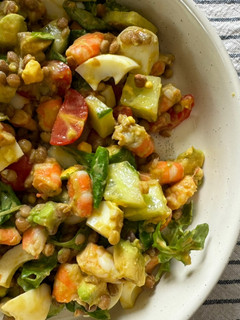 Una foto de Ensalada de lentejas y gambas