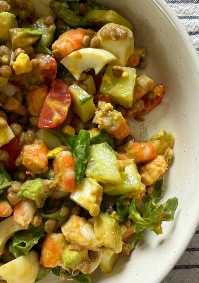 Una foto de Ensalada de lentejas y gambas