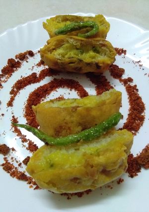नाशिकचा स्पेशल पाववडा (pav vada recipe in marathi) रेसिपी चे मुख्य फोटो 
