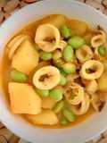 Guiso de calamares con habas de soja (edamame) y patatas