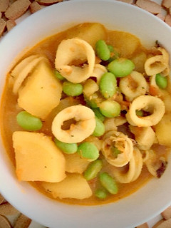 Una foto de Guiso de calamares con habas de soja (edamame) y patatas