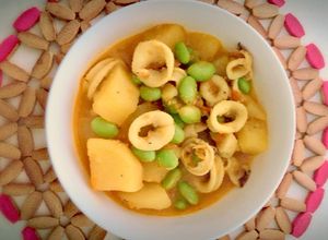 Foto principal de Guiso de calamares con habas de soja (edamame) y patatas