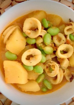 Foto principal de Guiso de calamares con habas de soja (edamame) y patatas