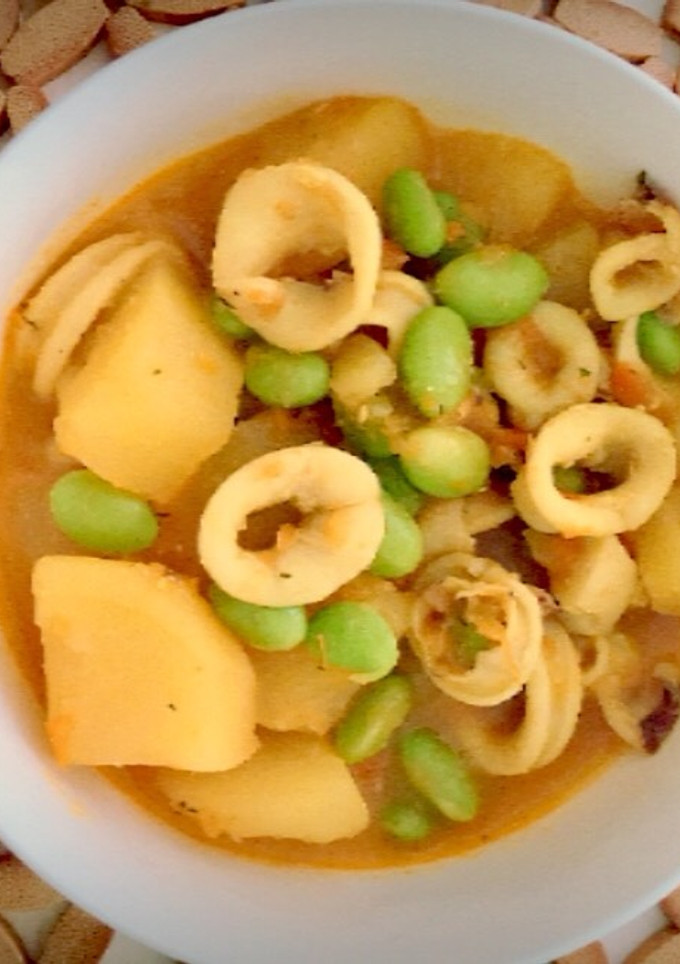 Una foto de Guiso de calamares con habas de soja (edamame) y patatas