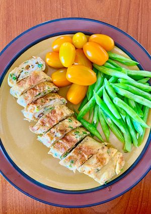Hình của món Keto Với Trứng Cuộn, Đỗ Luộc Và Cà Chua Bi.