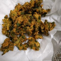 A picture of Spinach fritters (Palak pakoi).