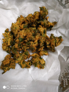 A picture of Spinach fritters (Palak pakoi).