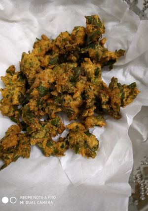 A picture of Spinach fritters (Palak pakoi).