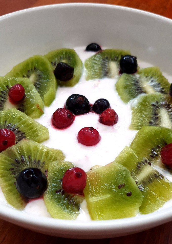 Una foto de Yogurt griego con frutas