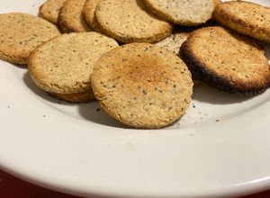 Una foto de Crackers de Avena, harina de arroz y Semillas. APTO PARA VEGANOS. 🍪