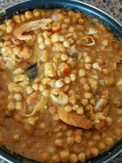 Una foto de Garbanzos con marisco