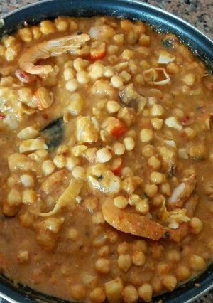 Una foto de Garbanzos con marisco