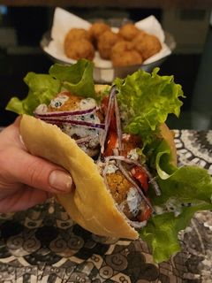 Una foto de Falafel en pan pita y salsa de yogur con sésamo 🥙 (con garbanzos de lata🥫)