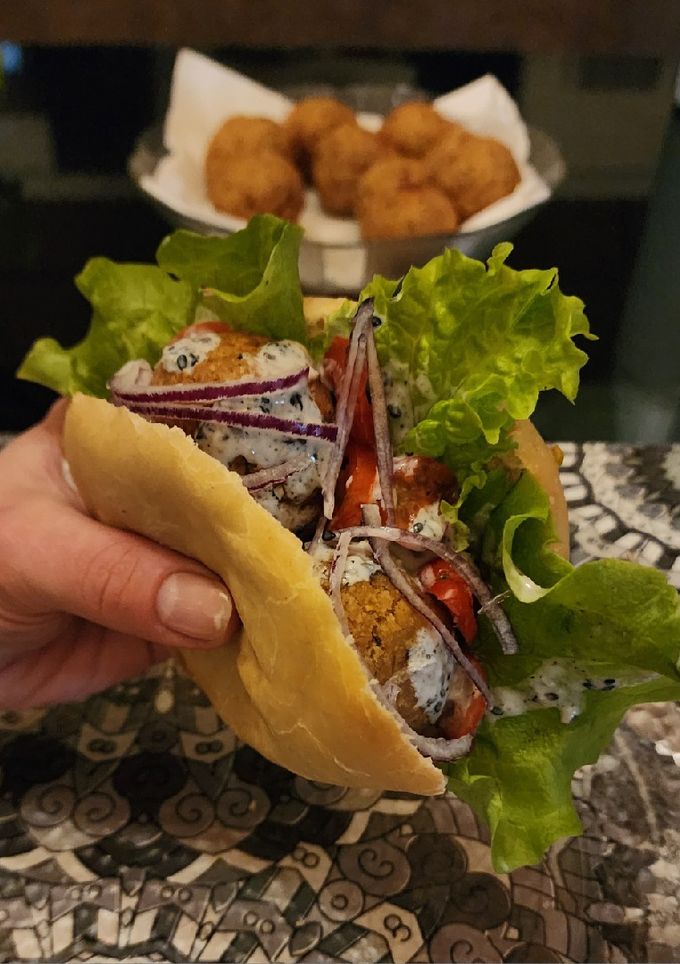 Una foto de Falafel en pan pita y salsa de yogur con sésamo 🥙 (con garbanzos de lata🥫)