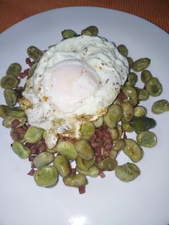 Una foto de Habas con jamón y huevo